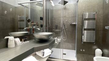 Chambre Junior, bain à remous | Salle de bain | Baignoire et douche séparées, baignoire à jets, douche à « effet pluie »