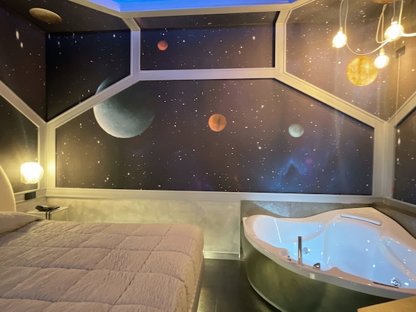 A bedroom with a large window, a bed, and a bathtub. - Suite Dreams Hotel Montecatini (Montecatini Terme)