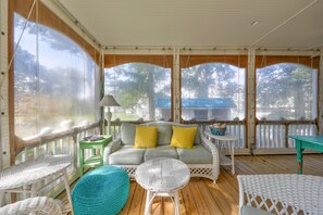 Smart TV, fireplace, DVD player, books - PRICED RIGHT & PERFECT! BETHANY BEACH BEAUTY- WALK TO BEACH -321 Hollywood St (Bethany Beach)