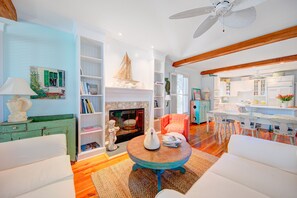 Smart TV, fireplace, DVD player, books - PRICED RIGHT & PERFECT! BETHANY BEACH BEAUTY- WALK TO BEACH -321 Hollywood St (Bethany Beach)