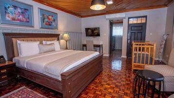 Luxury Suite, 1 King Bed, Bathtub, Garden View | Egyptian cotton sheets, premium bedding, pillowtop beds, in-room safe