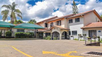 Vista frontal de la propiedad