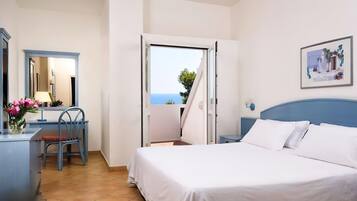 Classic Triple Room | Minibar, in-room safe, desk, bed sheets