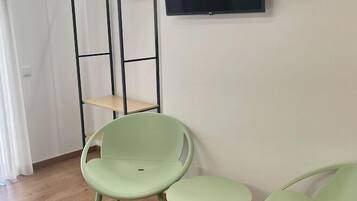 Deluxe Room | Individually decorated, soundproofing, iron/ironing board, free WiFi