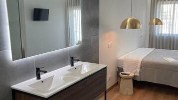 Deluxe Room | Bathroom | Free toiletries, hair dryer, towels