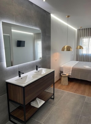 Chambre Deluxe | Salle de bain | Articles de toilette gratuits, sèche-cheveux, serviettes fournies