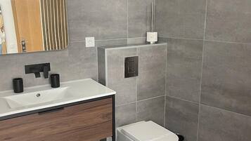 Artículos de tocador gratuitos, secador de pelo, toallas