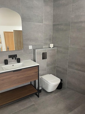 Chambre Deluxe | Salle de bain | Articles de toilette gratuits, sèche-cheveux, serviettes fournies