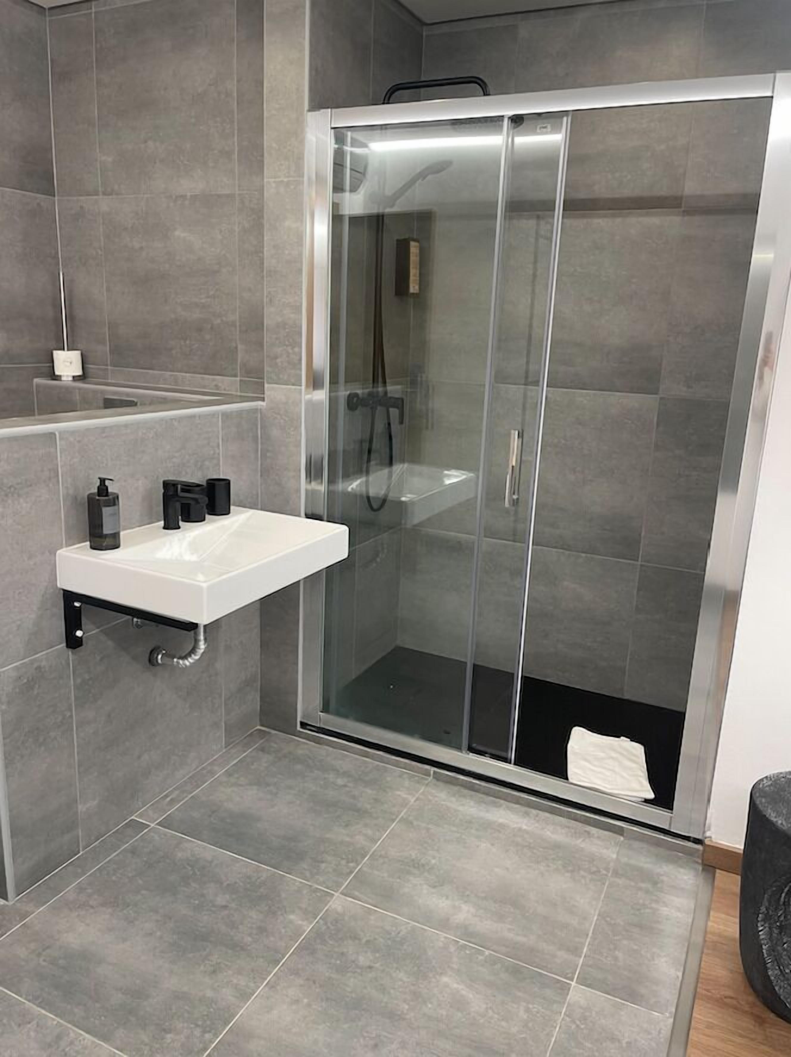 华丽客房 | 浴室 | 免费洗浴用品、吹风机、毛巾