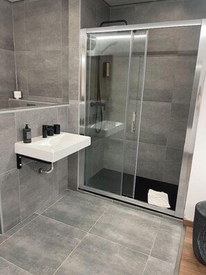 Artículos de tocador gratuitos, secador de pelo, toallas