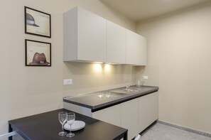 Kühlschrank, Geschirrspüler, Wasserkocher mit Kaffee-/Teezubehör