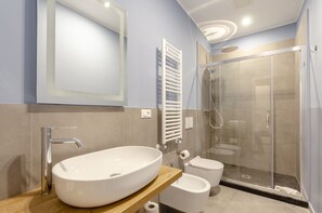 Dusche, Haartrockner, Handtücher, Seife