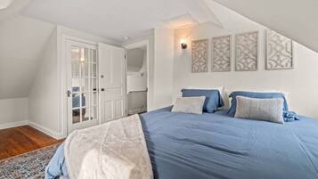 2 habitaciones, escritorio y tabla de planchar con plancha