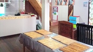 Ein Zimmer mit einer Treppe, einem Tisch mit Matten, einem Stuhl und einem Rauchverbot-Schild.