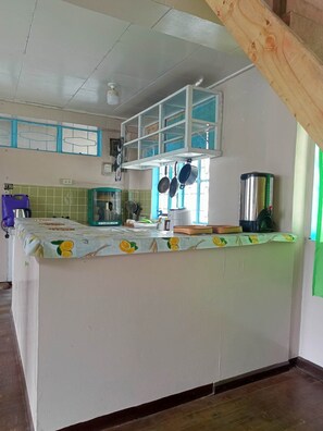 Fridge, stovetop, electric kettle, cookware/dishes/utensils - Banaue Transient House Bed and Breakfast -Entire place- Home (Banaue)