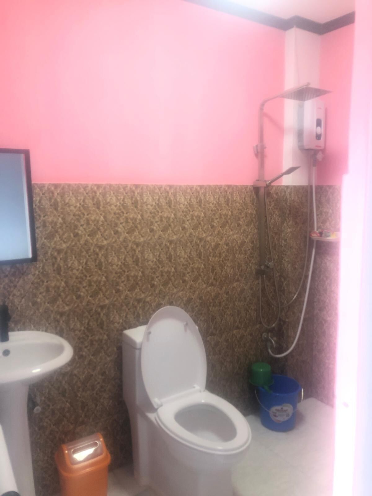 Ein Badezimmer mit Toilette, Waschbecken und Dusche.