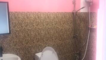 Ein Badezimmer mit Toilette, Waschbecken und Dusche.