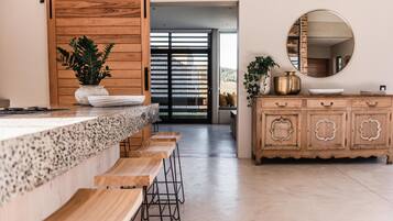 Villa superior, 4 habitaciones | Cocina privada | Refrigerador con congelador, microondas, horno y parrilla de estufa