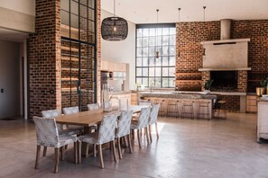 スーペリア ヴィラ 4 ベッドルーム | 客室内のダイニングエリア