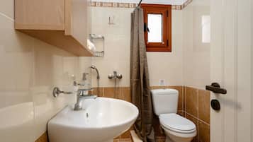 Douche, sĂšche-cheveux, serviettes fournies, savon