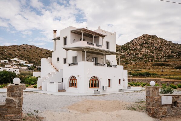 Exterior - BEACH FRONT ACCOMMODATION IN MIKRI VIGLA BEACH (Naxos, South Aegean)