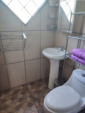 Chuveiro, toalhas de banho