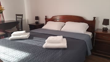 Panoramic Triple Room | Blackout curtains, iron/ironing board, bed sheets