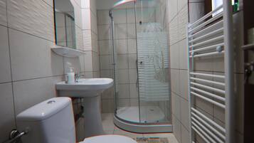 Habitación triple Confort | Baño | Artículos de higiene personal gratuitos y toallas