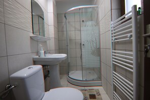 Comfort Triple Room | Bathroom | Free toiletries, towels - Pensiunea Emelys (Bârnova)