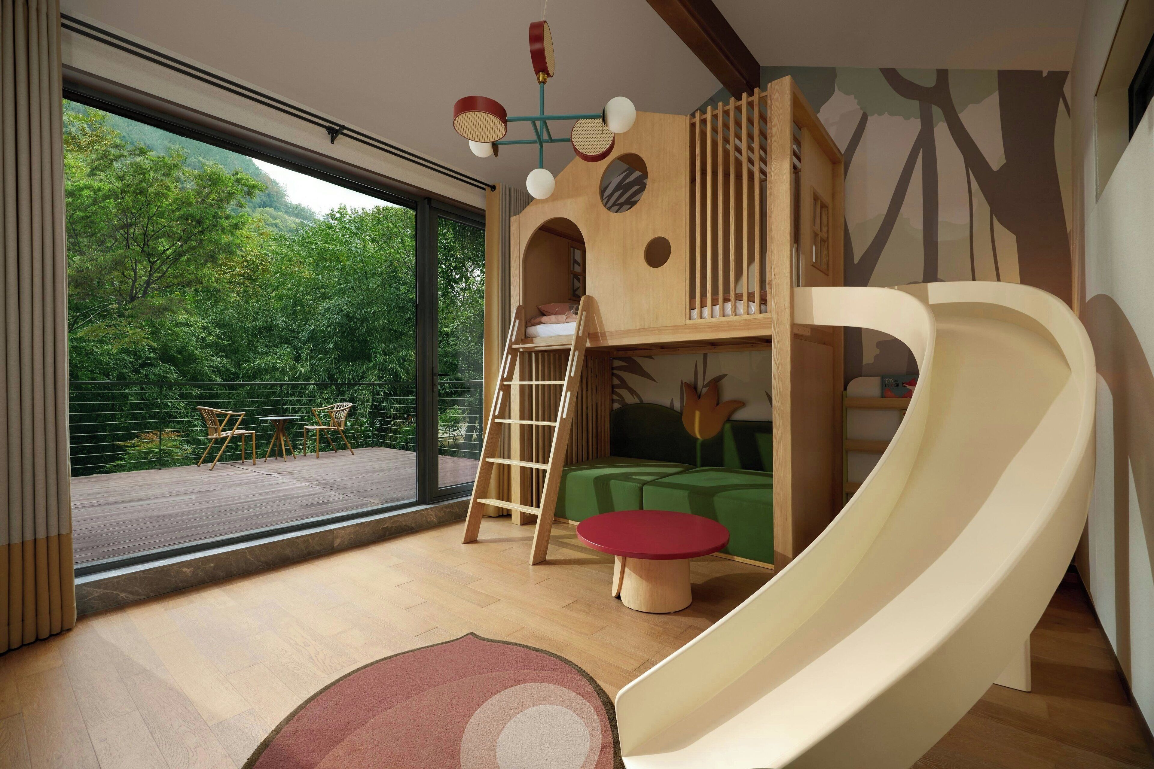 Suíte família, vista para o pátio | Frigobar, individualmente decorados, espaço de trabalho para notebook