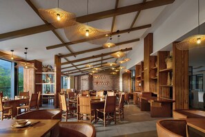 3 restaurants servant le petit déjeuner, spécialités Cuisine asiatique