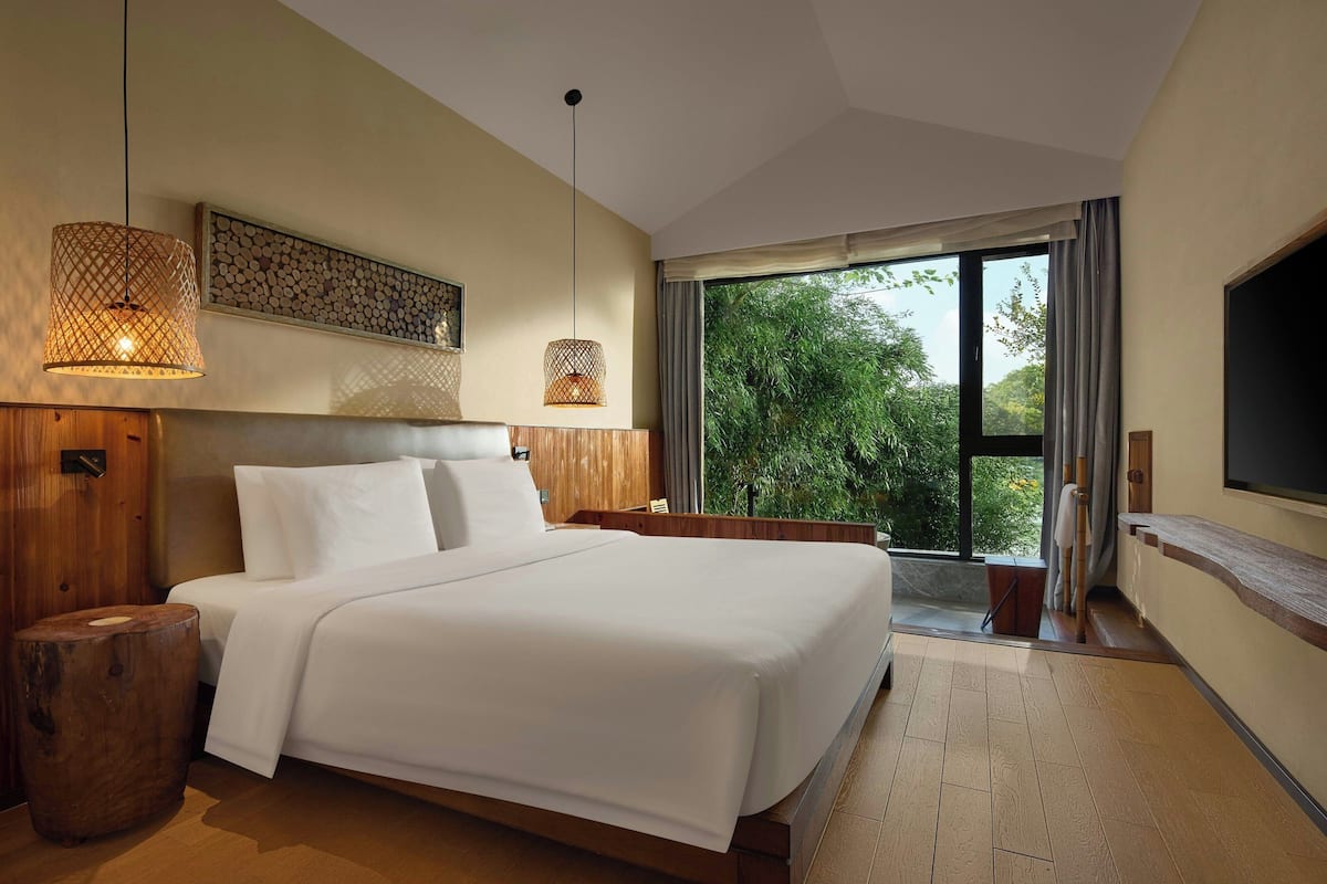 Suite, 1 Bedroom, Non Smoking, Lake View | Bar mini, dihias secara berasingan, ruang kerja komputer riba