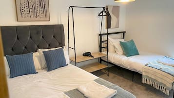 4 habitaciones, escritorio, tabla de planchar con plancha y wifi