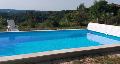 La Petite Mirabelle, peaceful rural character cottage with pool