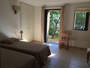 5 slaapkamers, een strijkplank/strijkijzer, reisbedje, gratis wifi