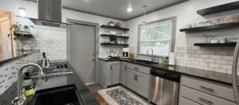 The Yellow Door- Close to I-40, Garage, B-ball Court, Fire-pit and Grill