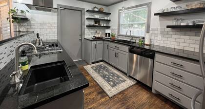 The Yellow Door- Close to I-40, Garage, B-ball Court, Fire-pit and Grill