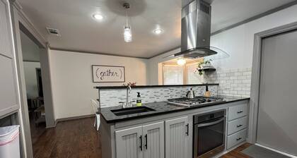 The Yellow Door- Close to I-40, Garage, B-ball Court, Fire-pit and Grill