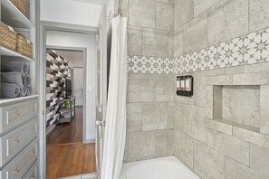 Haartrockner, Handtücher, Seife, Shampoo
