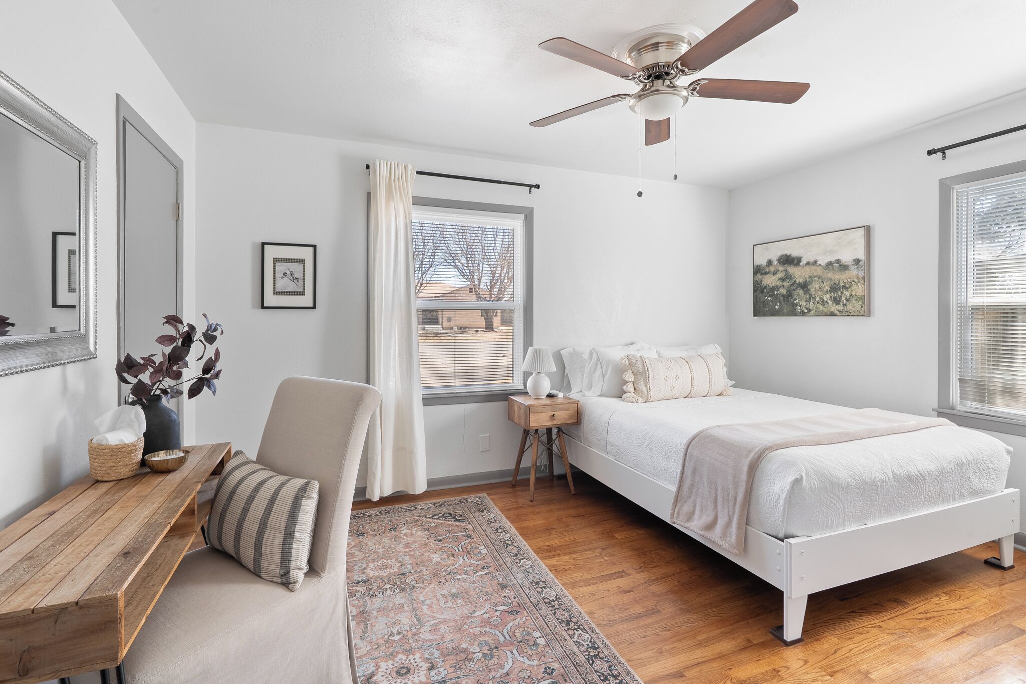 3 chambres, bureau, fer et planche à repasser, lit parapluie