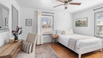 3 chambres, bureau, fer et planche à repasser, lit parapluie