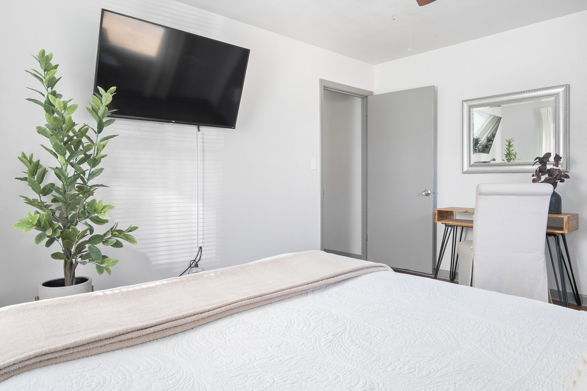 3 bedrooms, desk, iron/ironing board, travel crib