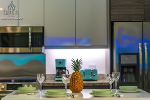 Kjøleskap, mikrobølgeovn, ovn og kokeplater