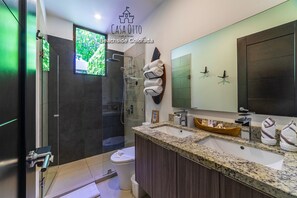 Shower, hair dryer, towels, soap - Surf In Surf Out Casa Otto Beachside Colorada (Puntarenas Province)