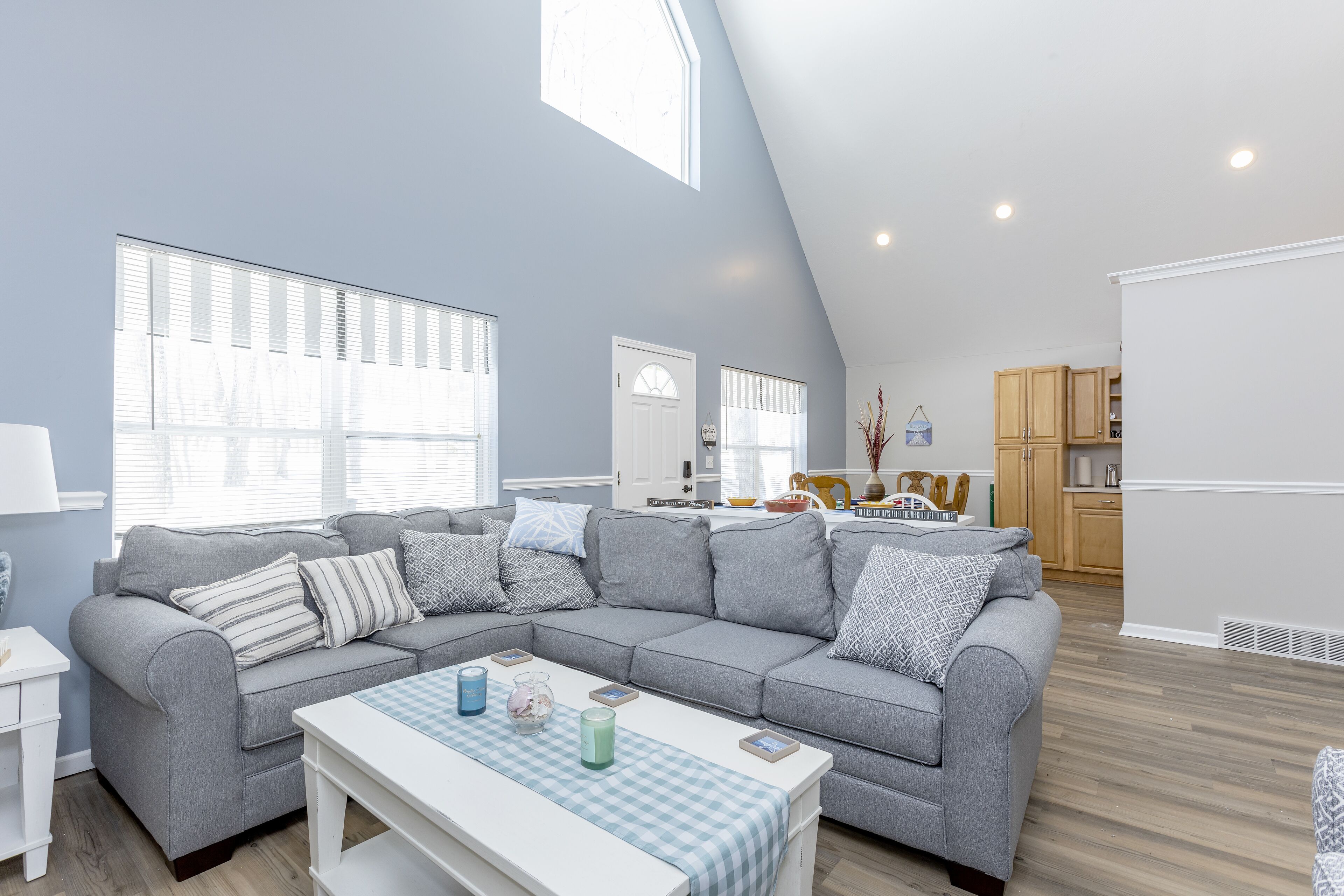 Smart TV, chimenea y libros 