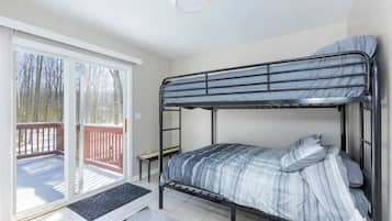 4 bedrooms, iron/ironing board, WiFi, bed sheets