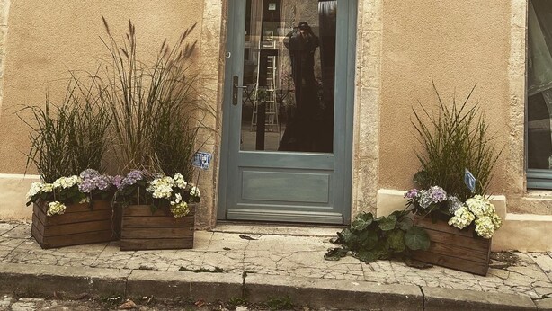 A building with a sign reading "BOULANGERIE FOURNIL DE FLAVIGNY" and the year "2022" above it. - Le Fournil de Flavigny The Bakery rooms (Flavigny-sur-Ozerain)