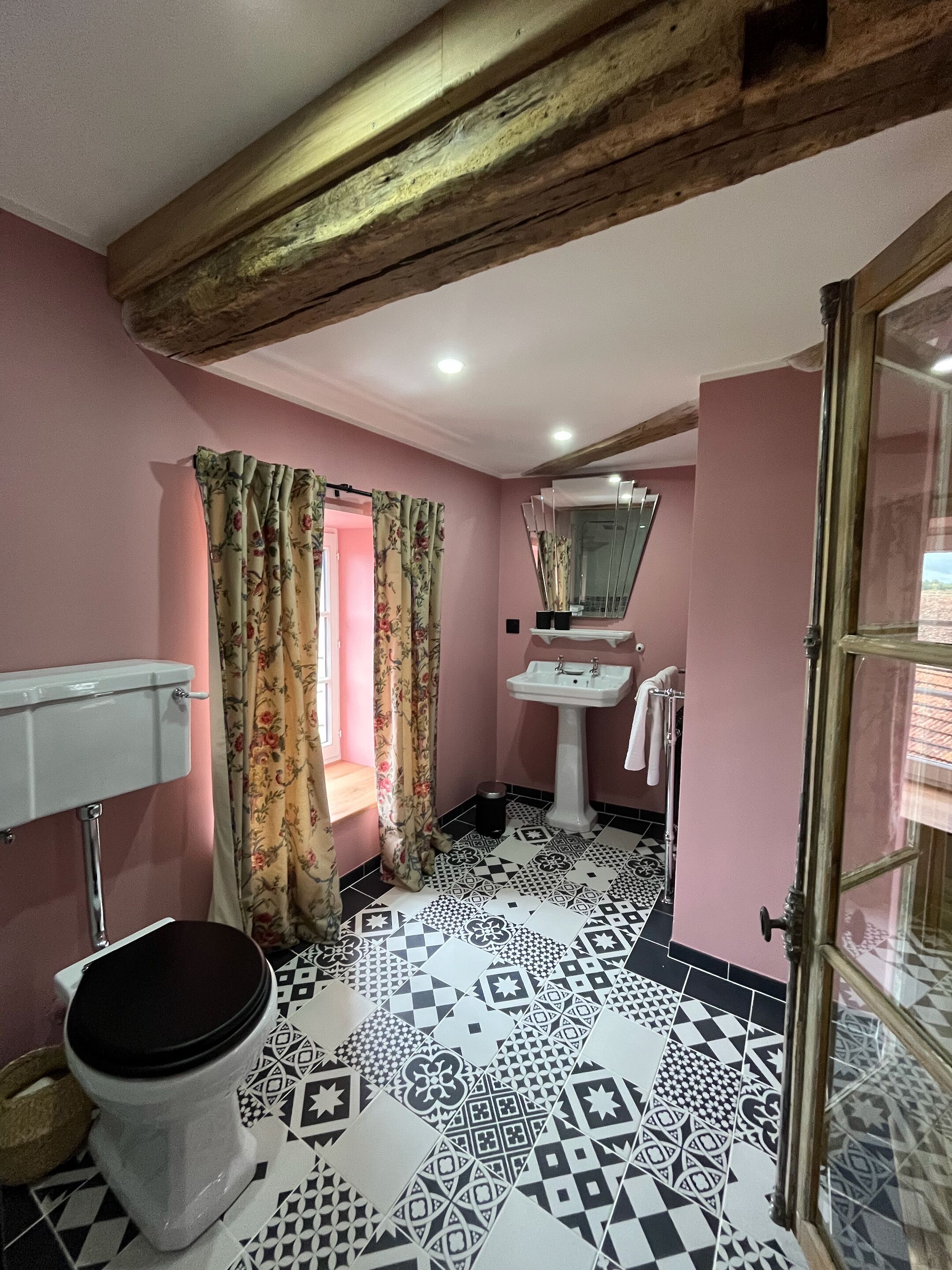 Een badkamer met toilet, wastafel en douche.