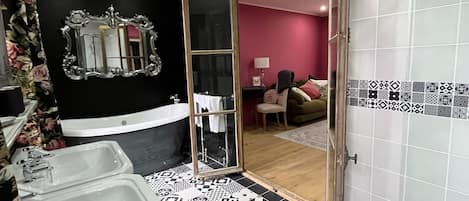Deluxe Room, Super King Chambre 3 | Baño | Amenidades de baño gratuitas, secadora de cabello, toallas, jabón