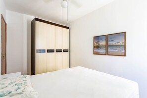 1 bedroom, desk, WiFi